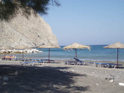 santorin, plage de sable noir